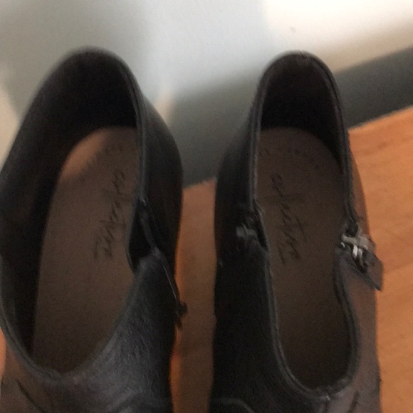 Clarks Ultimate Comfort Black Ankle Booties! Sz 8 - Picture 3 of 8